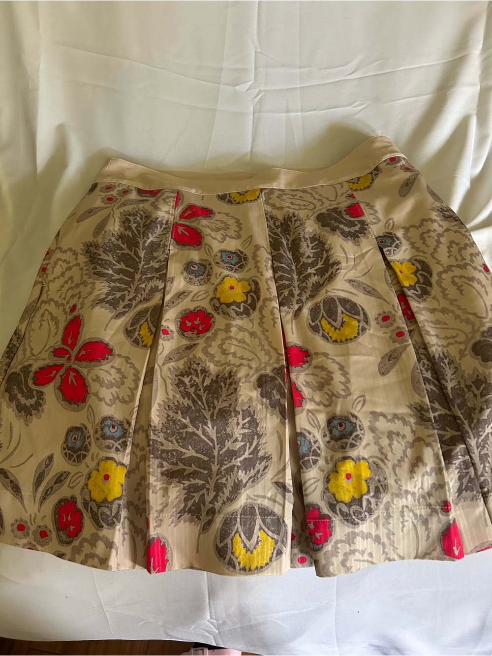 Nike golf or tennis Beige Skirt with Red & Yellow Floral Accents 4 pocket .